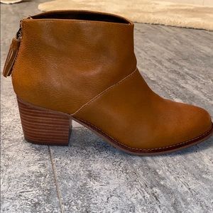 Tom’s bootie zip back like new
